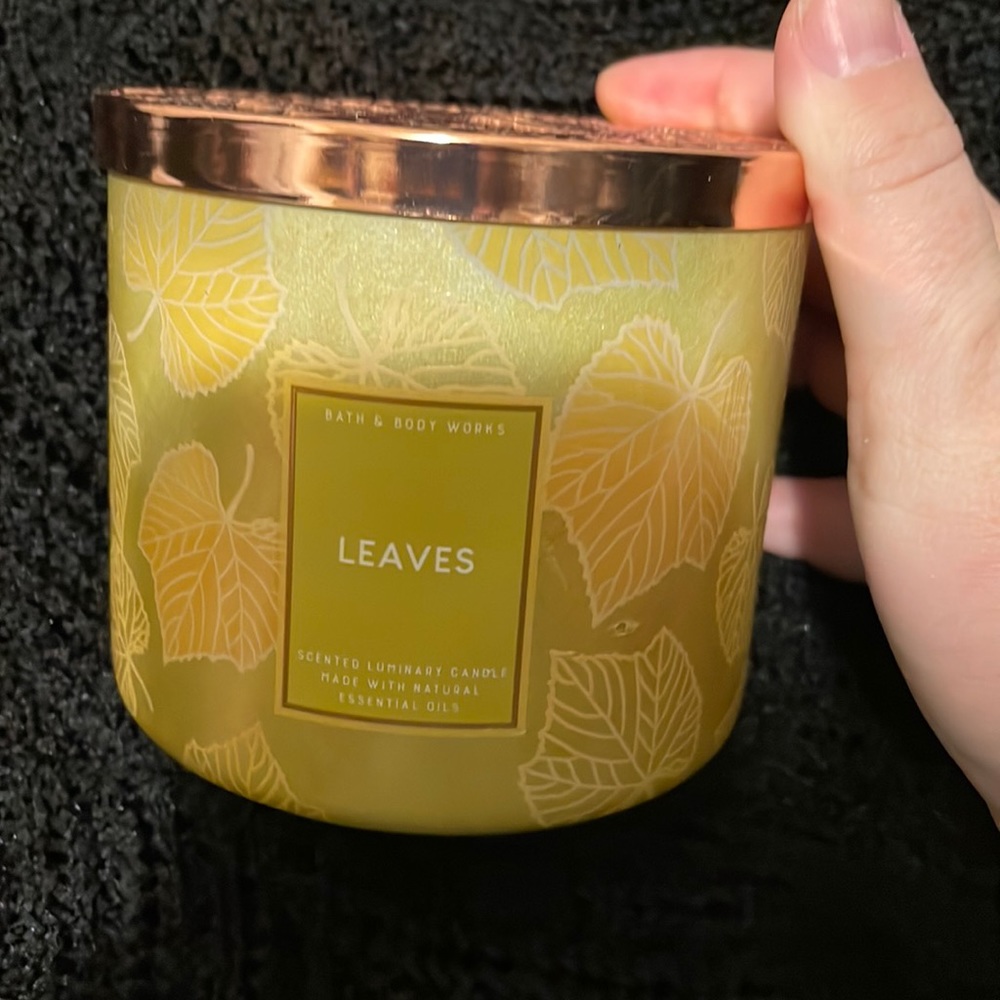 Bath and body works LEAVES candle - Picture 2 of 3